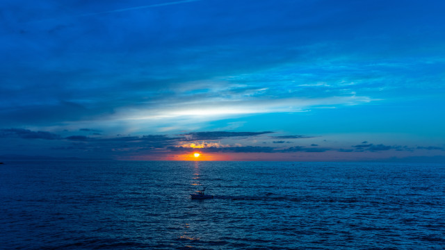 Sunset boat water sky clouds free wallpaper - medium preview image
