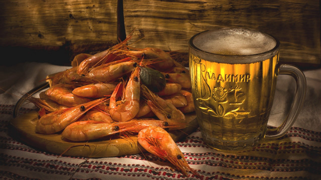 Shrimp beer tablecloth wood background free wallpaper - medium preview image