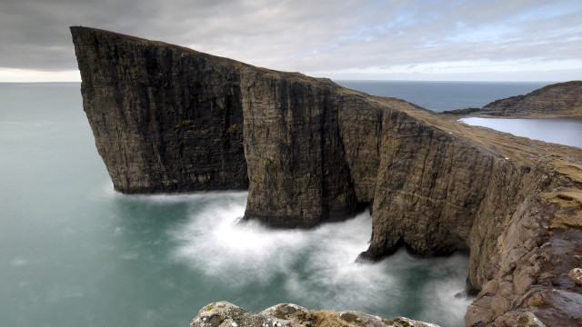 Large cliff water mountain sky free wallpaper - medium preview image