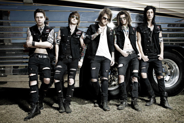 Young men bus ripped jeans free wallpaper - medium preview image