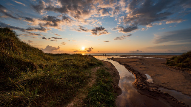 Sunset water grassy bank dusk free wallpaper - medium preview image