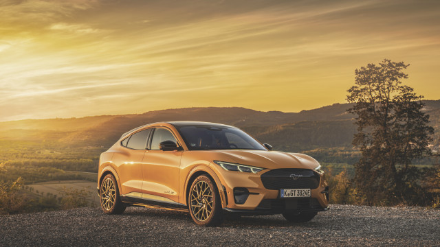 Yellow suv mountain sunset beach free wallpaper - medium preview image