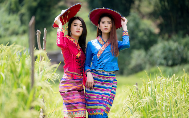 Colorful girls field hat jigsaw free wallpaper - medium preview image