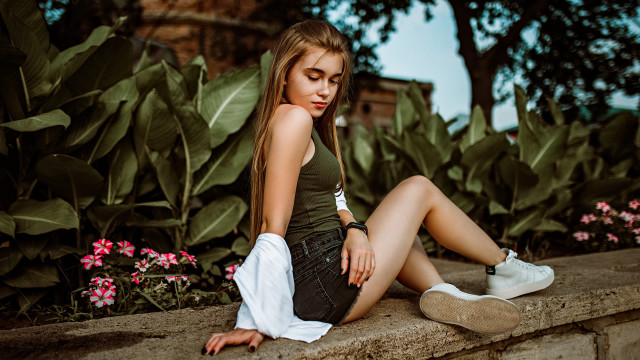 Woman sitting plant fashion portrait free wallpaper - medium preview image