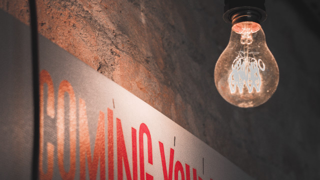 Lightbulb brickwall youngvox luminais anamorphic free wallpaper - medium preview image