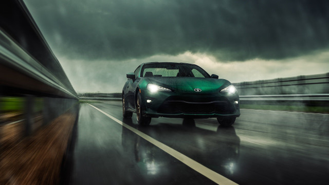 Green car wet road cloudy free wallpaper - medium preview image