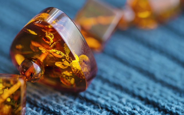 Pill bottle macro oil photorealism free wallpaper - medium preview image