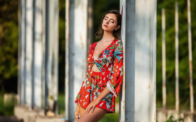 Woman red floral kimono blurry free wallpaper - medium preview image