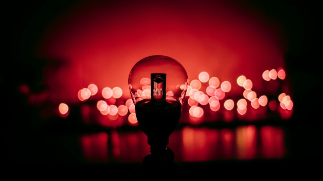 Light bulb red light wall free wallpaper - medium preview image