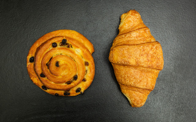 Pastry spiral chocolatechips black surface free wallpaper - medium preview image