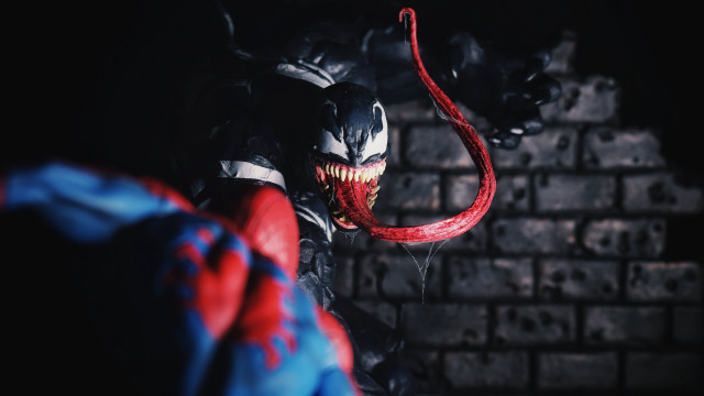 Batman statue red black mask free wallpaper - medium preview image