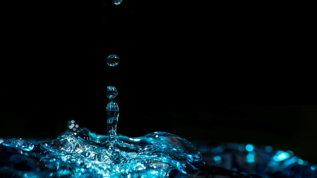 Blue water splash glowing macro free wallpaper - medium preview image