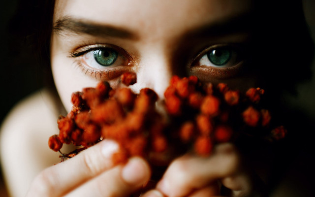 Woman berry hands aquaeeyes closeup free wallpaper - medium preview image