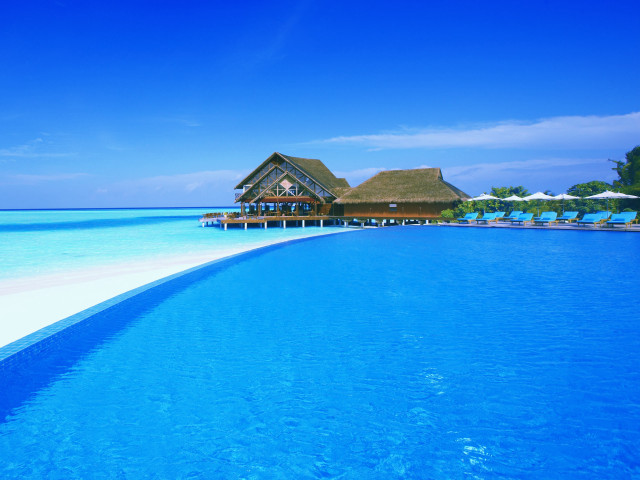 Large pool thatched roof beach free wallpaper - medium preview image