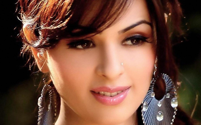 Woman large earrings necklace headshot free wallpaper - medium preview image