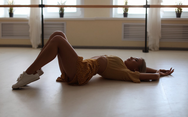 Woman crossed legs ballerina arabesque free wallpaper - medium preview image