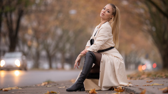 Park sitting woman blurry bokeh free wallpaper - medium preview image