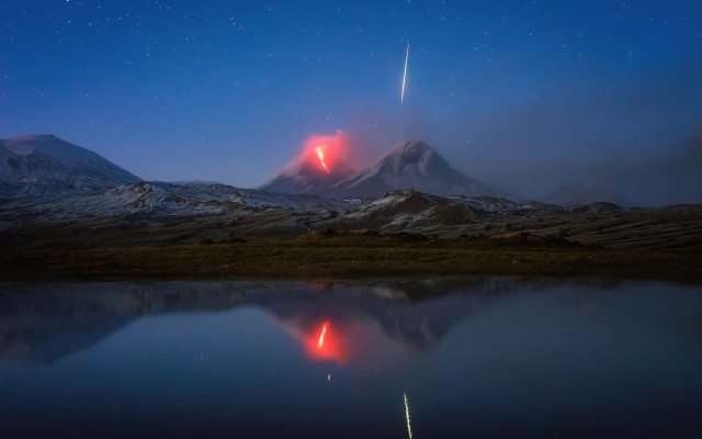 Mountain reflection red light shooting free wallpaper - medium preview image