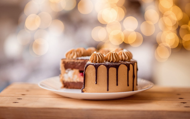 Chocolate cake slice blurry background free wallpaper - medium preview image
