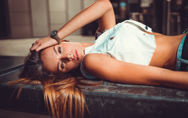 Woman table anna maria fashion free wallpaper - medium preview image