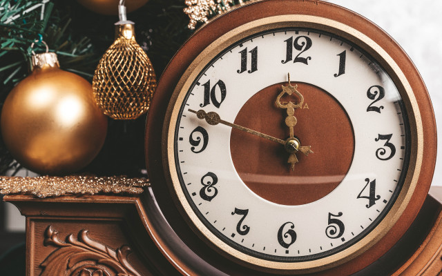 Clock pendulum christmas tree bauble free wallpaper - medium preview image
