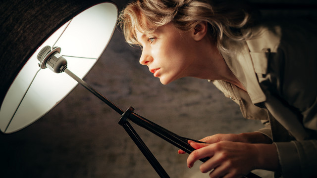 Woman light mirror lamp blonde free wallpaper - medium preview image