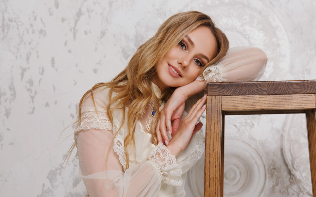 Woman blonde portrait artnouveau jewelry free wallpaper - medium preview image