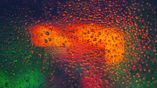 Rainy window trafficlight redlight autumn free wallpaper - medium preview image