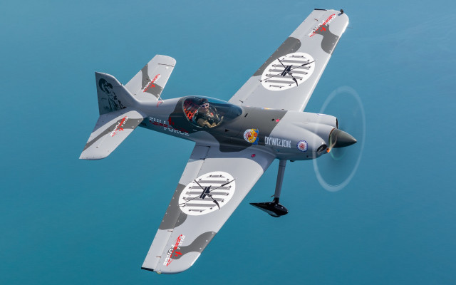 Small airplane over water propeller free wallpaper - medium preview image