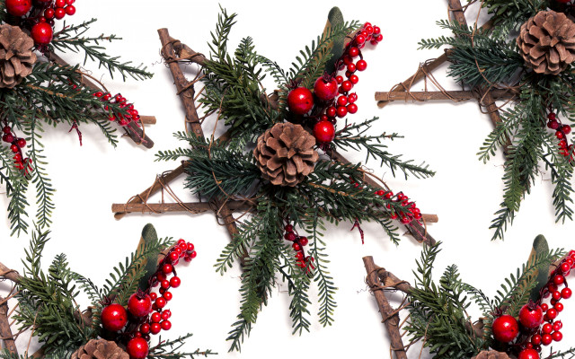 Christmas pine cones berries reindeer free wallpaper - medium preview image