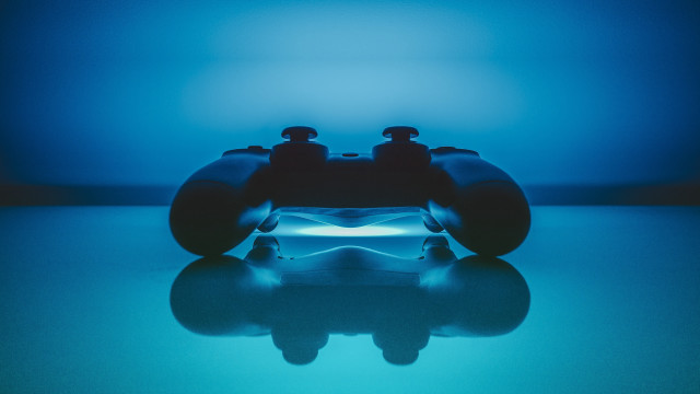 Controller reflection blue background unreal free wallpaper - medium preview image