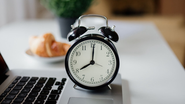 Clock laptop coffee croissant automaticistes free wallpaper - medium preview image