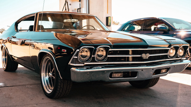 Car street anamorphic flare vroom free wallpaper - medium preview image