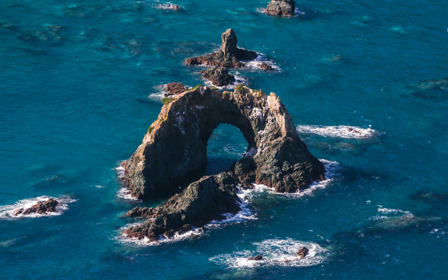Ocean rock formation bird fractals free wallpaper - medium preview image