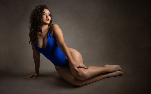 Arabesque model blue swimsuit long free wallpaper - medium preview image
