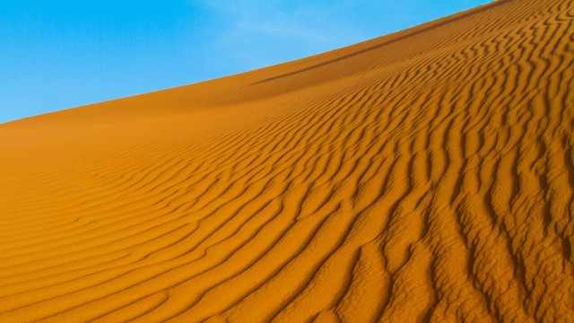 Large sand dune blue sky #4 free wallpaper - medium preview image