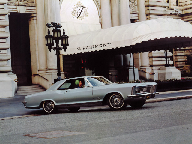 Car parked building canopy clock free wallpaper - medium preview image