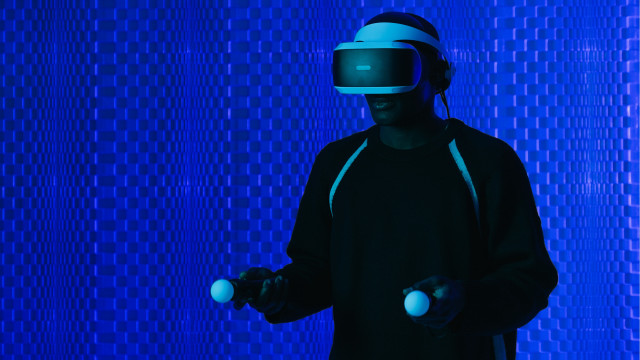 Man black shirt vr helmet free wallpaper - medium preview image