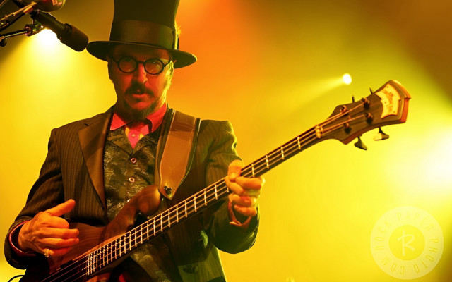Man top hat bass guitar free wallpaper - medium preview image