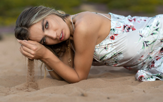 Woman sand face arabesque portrait free wallpaper - medium preview image