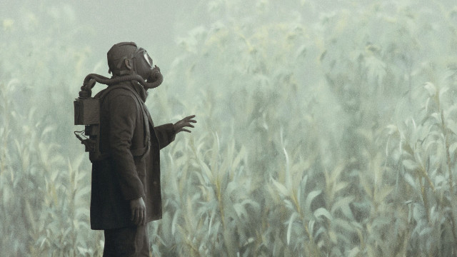 Man field camera foggy sky free wallpaper - medium preview image