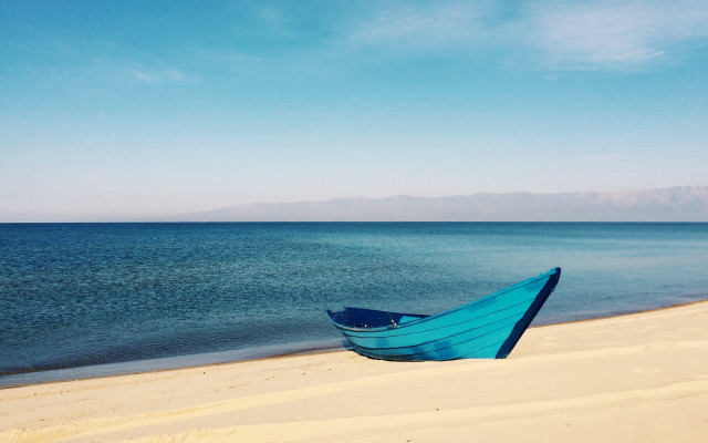 Blue boat beach sunny mountains free wallpaper - medium preview image
