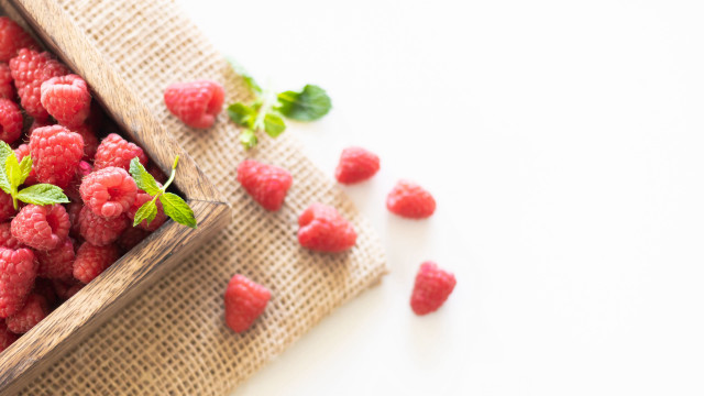 Wooden box raspberries leaves minimalist free wallpaper - medium preview image