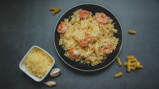 Pasta shrimp garlic food photography free wallpaper - medium preview image