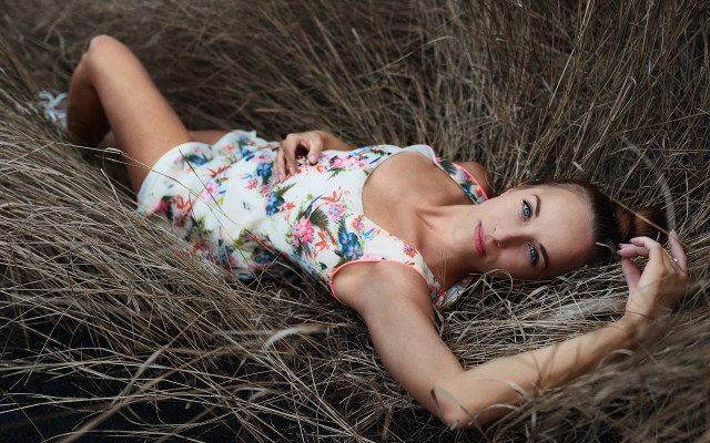 Woman field drygrass fashion portrait free wallpaper - medium preview image