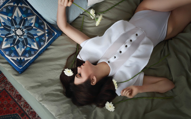 Woman flower hair bed quilt free wallpaper - medium preview image