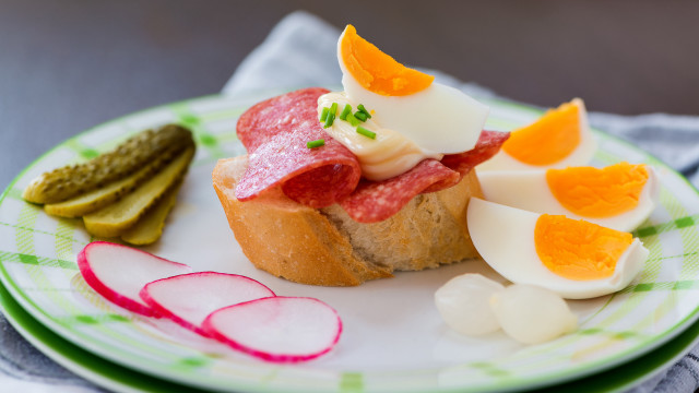 Plate sandwich pickles blurry depthoffield free wallpaper - medium preview image