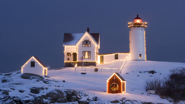 Lighthouse christmas lights wreath snowy free wallpaper - medium preview image