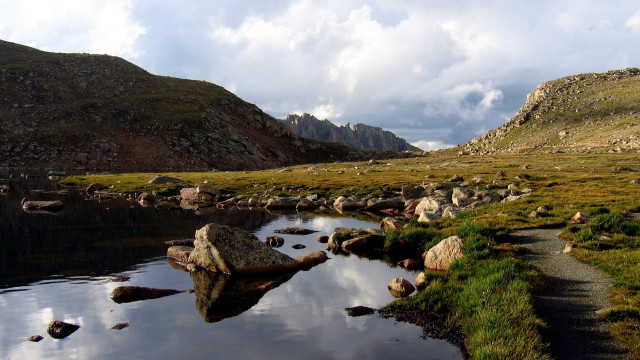 Small stream lush green valley free wallpaper - medium preview image