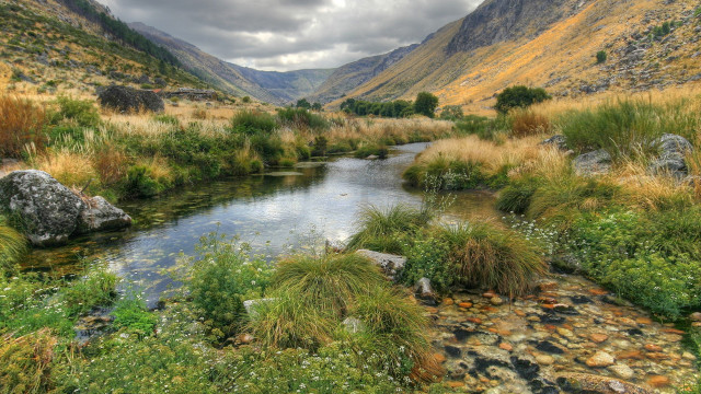 River valley mountains tiltshift award free wallpaper - medium preview image